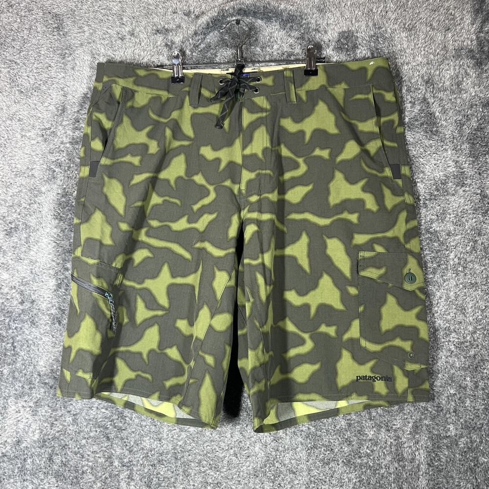 Patagonia Shorts Mens 40 Green Camouflage Cargo Nylon Spandex 11 Inseam